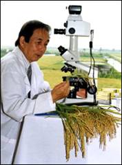 Giáo sư, Viện sĩ Vũ Tuyên Hoàng là nhà khoa học về sinh học, nông nghiệp hàng đầu của VN (ảnh trên agbiotech.com)